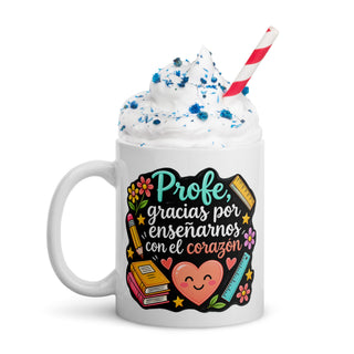 Taza blanca brillante de café con asa a la izquierda