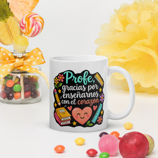 Taza blanca brillante de café con asa a la derecha